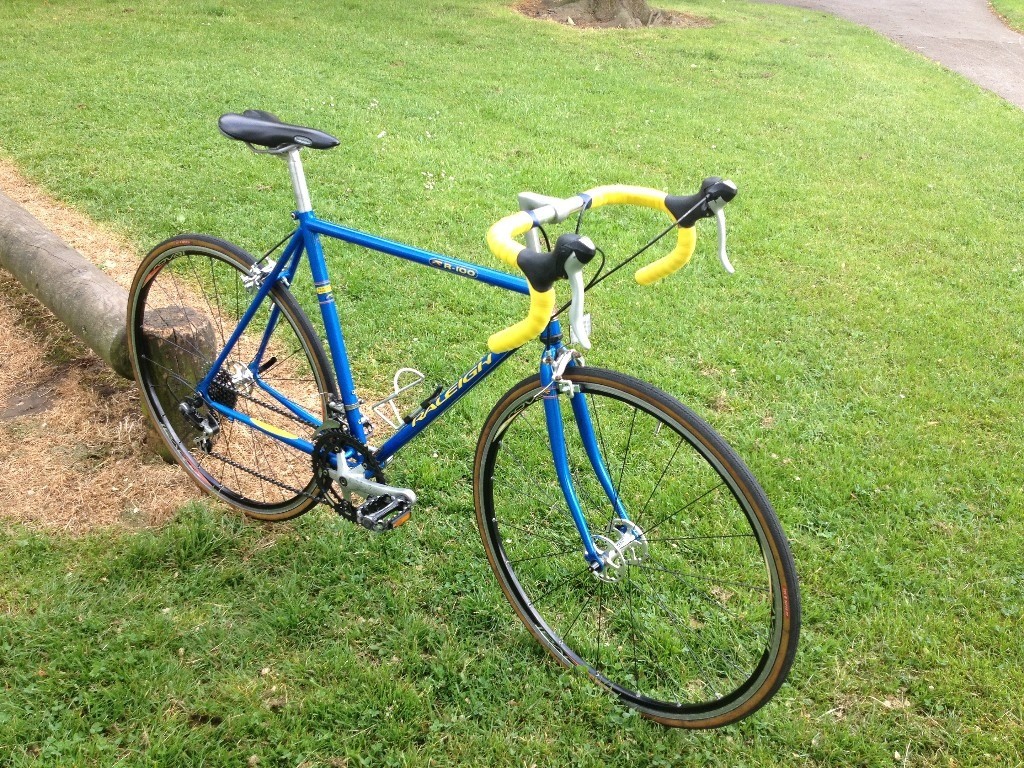 raleigh r100 road bike